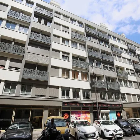 Chic Two Bedroom Steps From Champs Elysees Paris