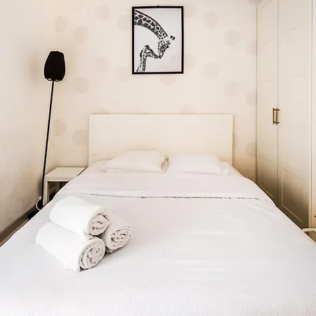 Chic Two Bedroom Steps From Champs Elysees * Parigi