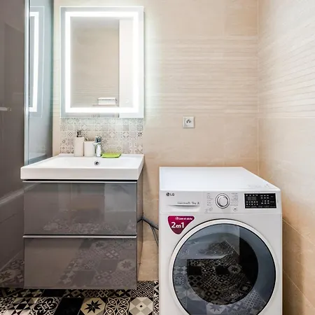Appartamento Chic Two Bedroom Steps From Champs Elysees Parigi