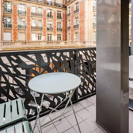 Chic Two Bedroom Steps From Champs Elysees Appartamento