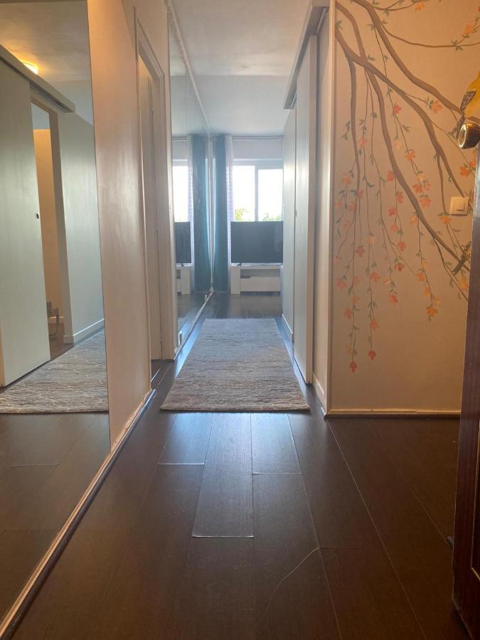 Appartamento Chic Two Bedroom Steps From Champs Elysees Parigi
