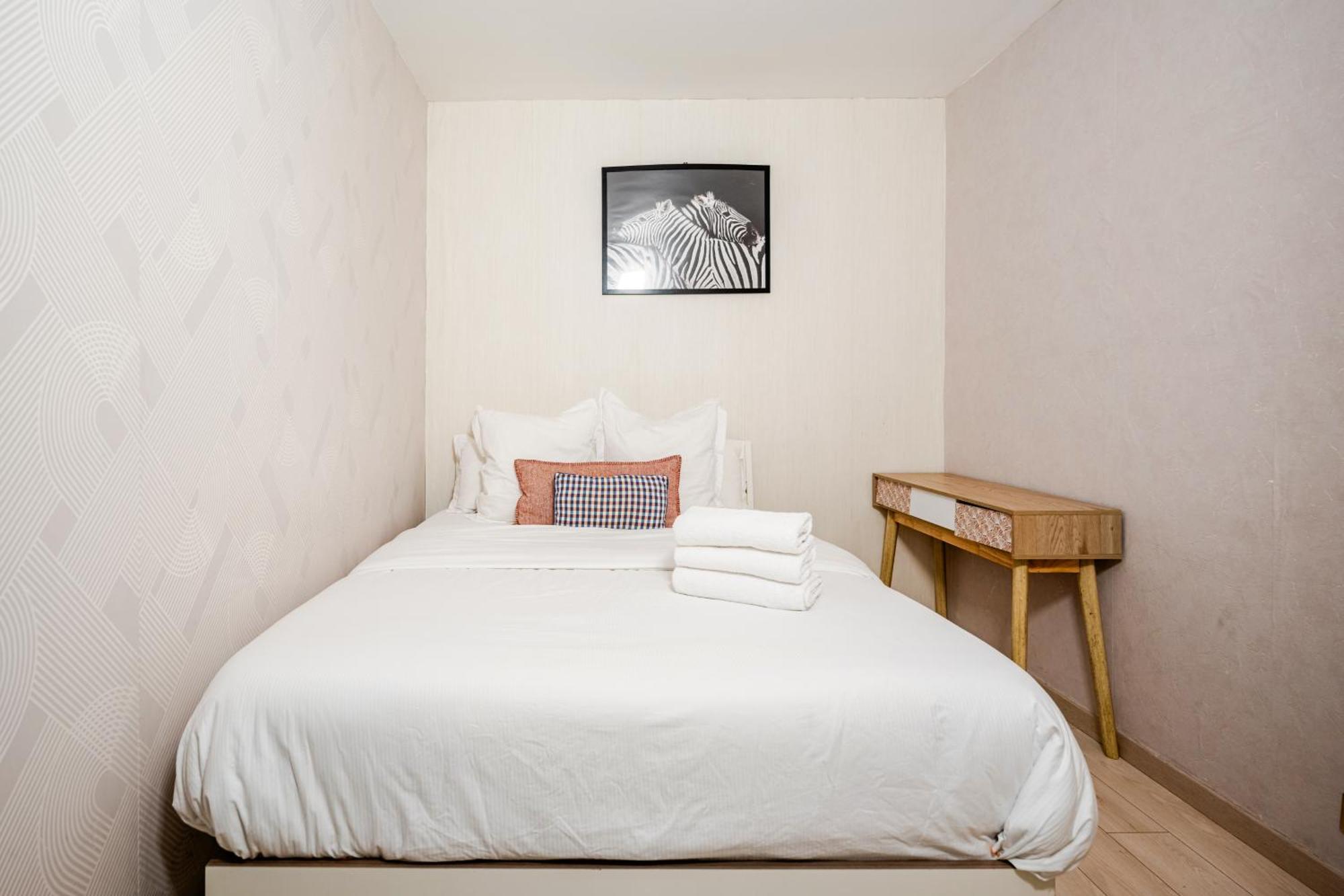 Chic Two Bedroom Steps From Champs Elysees *