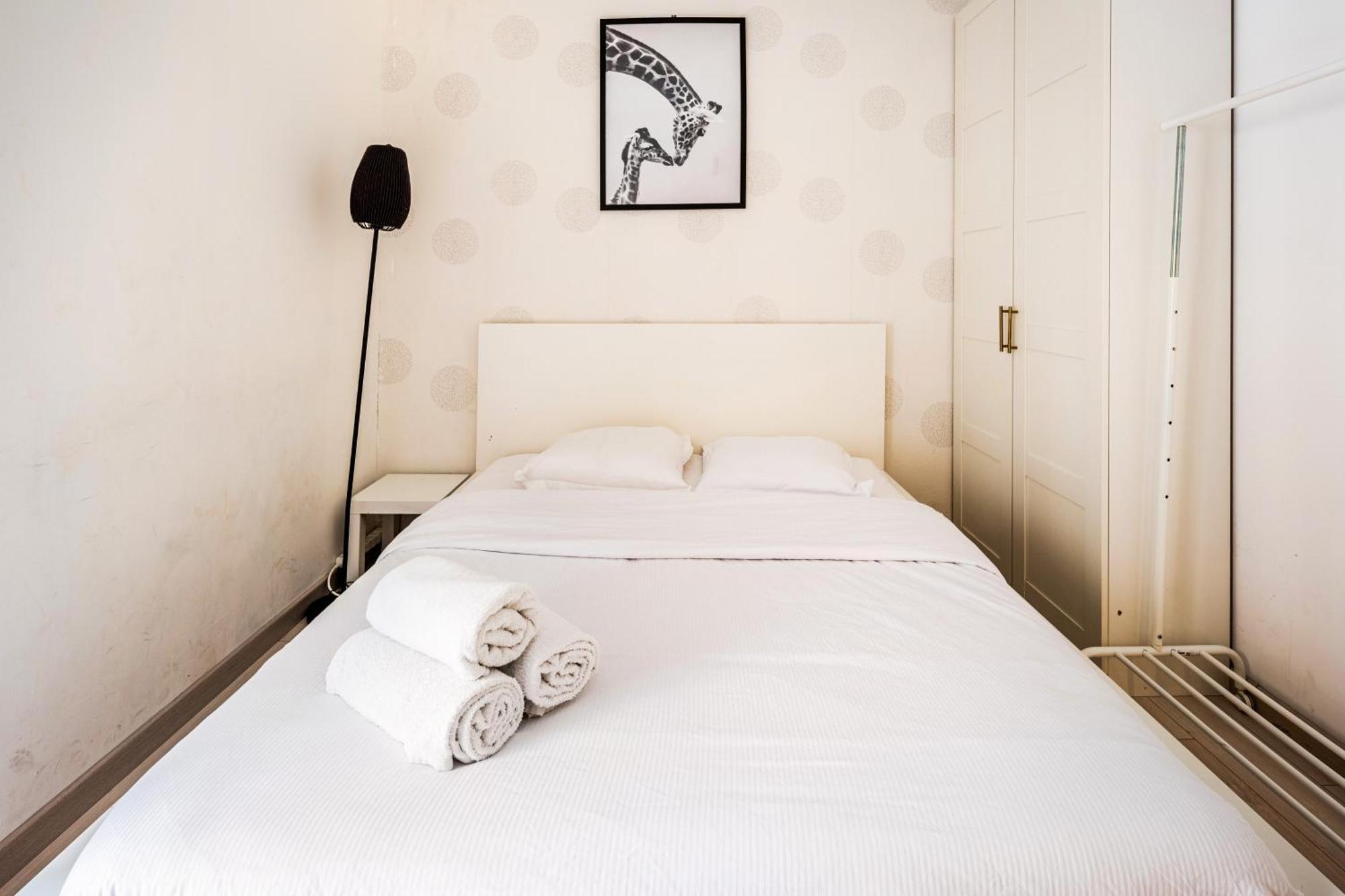 Chic Two Bedroom Steps From Champs Elysees * Parigi