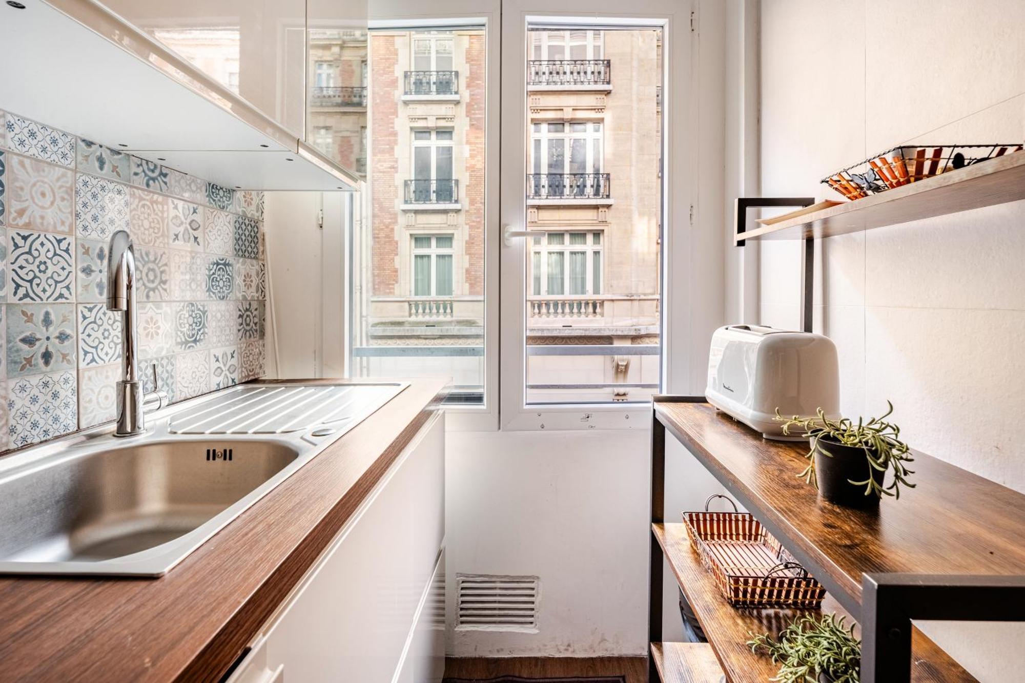 Appartamento Chic Two Bedroom Steps From Champs Elysees *